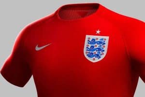 Mẫu áo đỏ của Tam sư có cổ tròn. Phía bên trái là logo của Nike, phía bên phải là logo của LĐBĐ Anh và 1 ngôi sao tượng trưng cho 1 lần đăng quang World Cup.