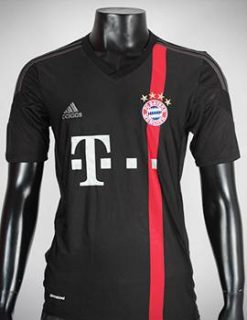 Áo Bayern Munich 2014-2015 mẫu thứ 3