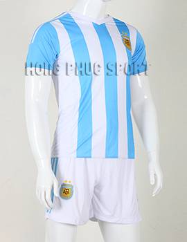 Mẫu áo đá banh tuyển Argentina 2015-2016 mặc khi thi đấu sân nhà.
