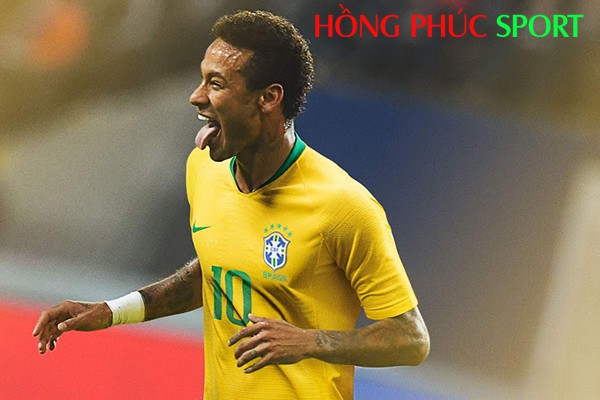 Ngôi sao Neymar với áo đấu sân nhà Brazil World Cup 2018 Ngôi sao Neymar với áo đấu sân nhà Brazil World Cup 2018
