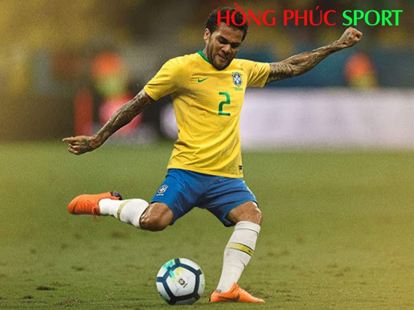 Ngôi sao Dani Alves của đội tuyển Brazil