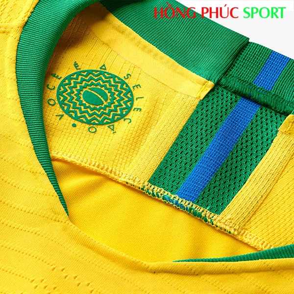 Cổ áo (phía trước) của áo đấu sân nhà Brazil World Cup 2018
