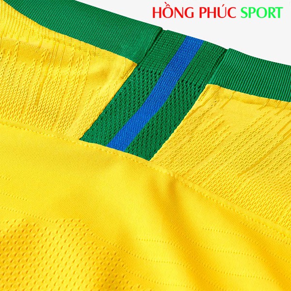 Cổ áo (phía sau) của áo đấu sân nhà Brazil World Cup 2018
