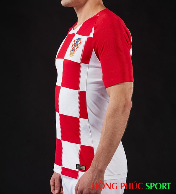 Áo đấu sân nhà đội tuyển Croatia (góc nhìn thẳng) Áo đấu sân nhà đội tuyển Croatia (góc nhìn thẳng)