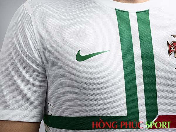 Logo thương hiệu Nike màu xanh lá cây trên ngực áo