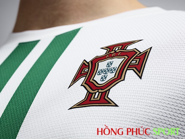 Quốc huy đội tuyển trang trọng trên ngực áo