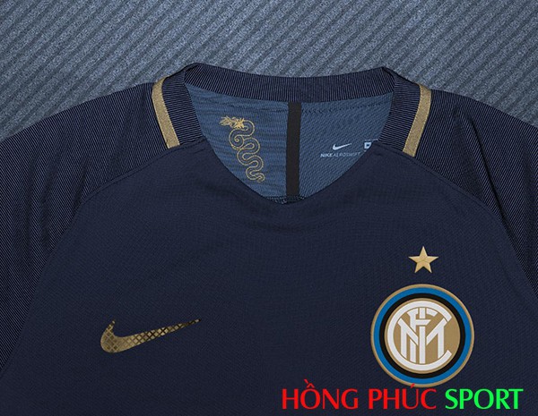 Hình ảnh con rắn xuất hiện bên trong cổ áo đấu Inter Milan 2018 2019 mẫu thứ 3 mầu tím than