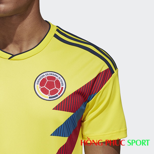 Huy hiệu đội tuyển quốc gia Colombia trên ngực áo