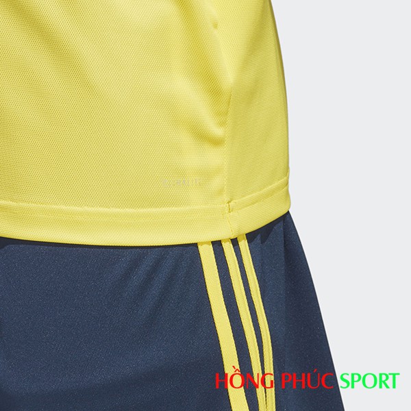 Quần thi đấu cũng có dấu hiệu của Adidas màu vàng