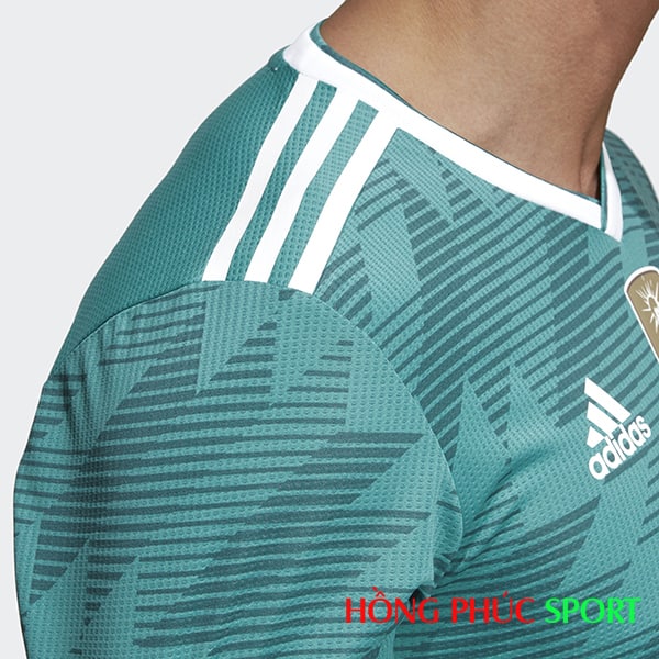Hình ảnh tượng trưng của Adidas trên vai áo