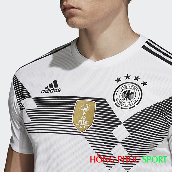 Biểu tượng đương kim vô địch, quốc huy Đức và logo Adidas