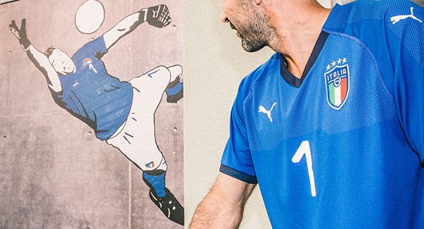 Gianluigi Buffon trong màu áo đội tuyển ItaliaGianluigi Buffon trong màu áo đội tuyển Italia