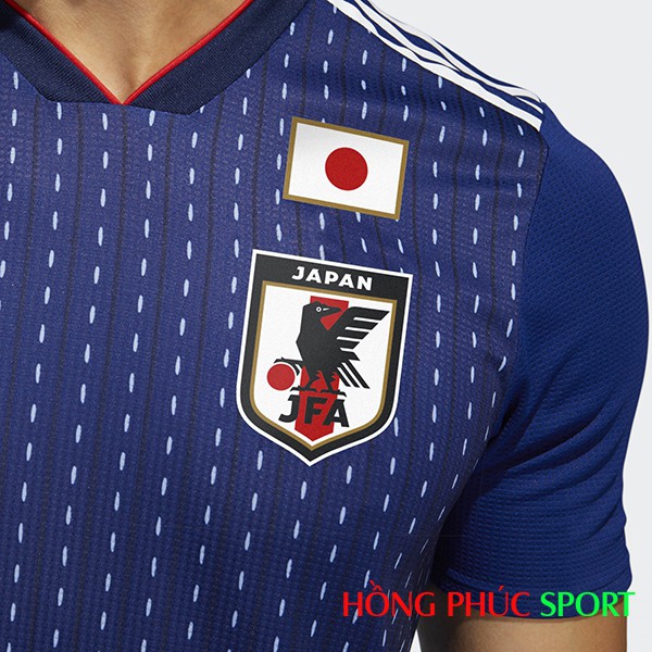 Quốc kì và Quốc huy Nhật Bản trên ngực trái