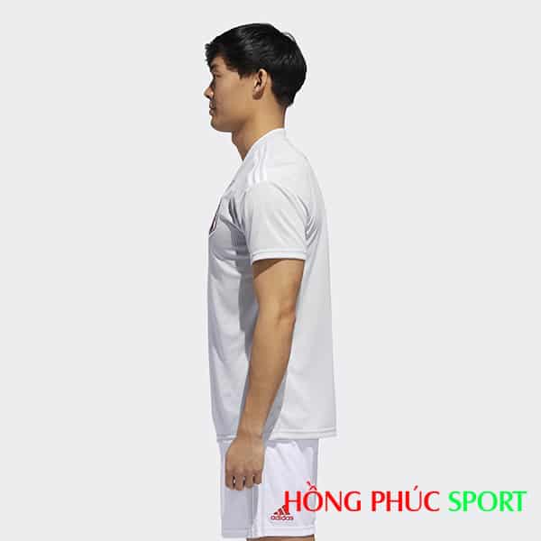 Áo đấu sân khách đội tuyển Nhật Bản (góc nhìn ngang)