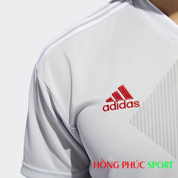 Logo Adidas màu đỏ trên ngực áo