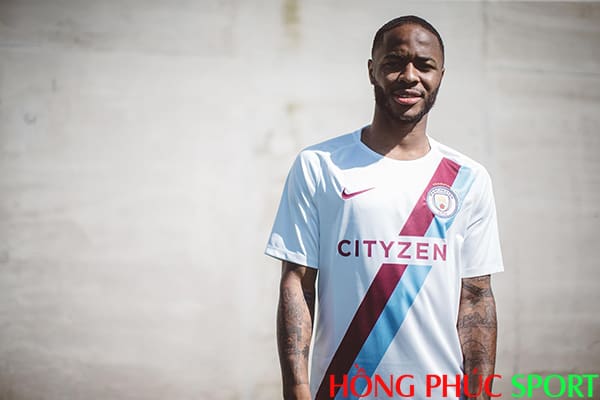 Raheem Sterling trong trang phục áo đấu đặc biệt của Man City Raheem Sterling trong trang phục áo đấu đặc biệt của Man City