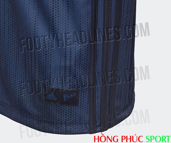 3 sọc tượng trưng Adidas, biểu tượng Adidas và Parley phía dưới áo 3 sọc tượng trưng Adidas, biểu tượng Adidas và Parley phía dưới áo
