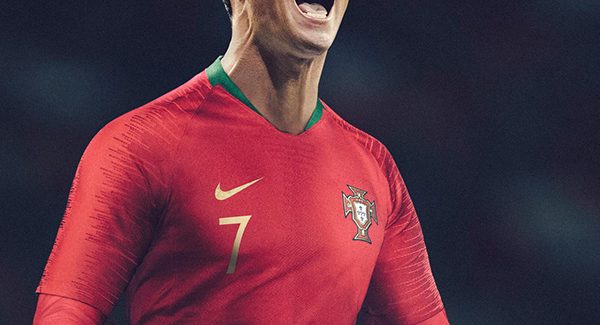 Siêu sao Cristiano Ronaldo nổi bật trong màu áo đội tuyển Bồ Đào Nha