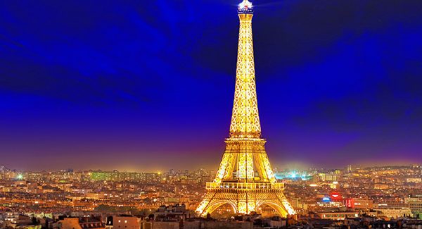Tháp Eiffel về đêm - Biểu tượng xuất hiện trên Logo đội bóng Paris Saint-Germain