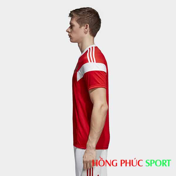 Áo đấu sân nhà đội tuyển Nga (góc nhìn ngang)