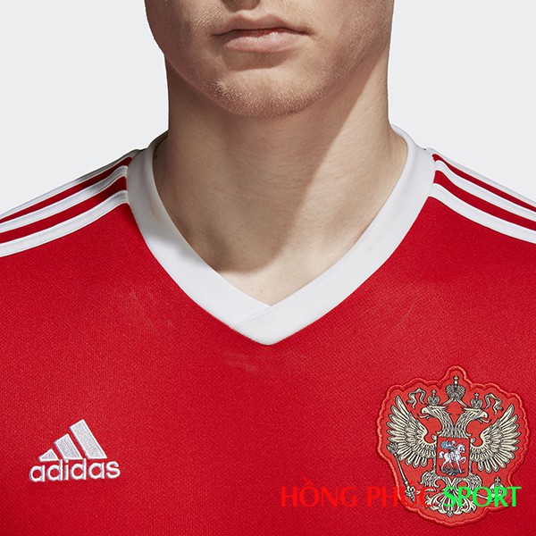 Quốc huy Nga và Logo Adidas trên ngực