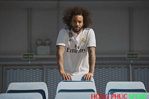 Ngôi sao Marcelo Vieira trong áo đấu sân nhà của Real Ngôi sao Marcelo Vieira trong áo đấu sân nhà của Real