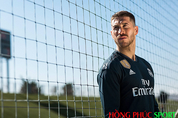 Đội trưởng Sergio Ramos trong áo đấu sân khách của Real Đội trưởng Sergio Ramos trong áo đấu sân khách của Real