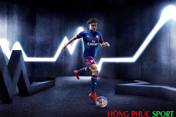 Tiền đạo Iwobi quảng cáo áo đấu mới cho Arsenal Tiền đạo Iwobi quảng cáo áo đấu mới cho Arsenal