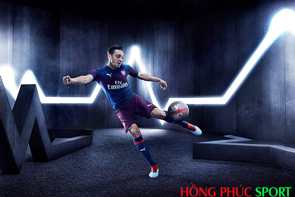 Tiền vệ Ozil quảng cáo áo đấu mới cho Arsenal Tiền vệ Ozil quảng cáo áo đấu mới cho Arsenal
