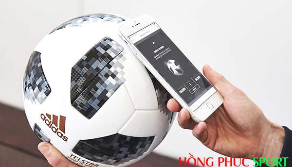 Trái bóng Telstar 18 tích hợp chip NFC nhưng không ảnh hưởng nhiều đến trọng lượng của nó