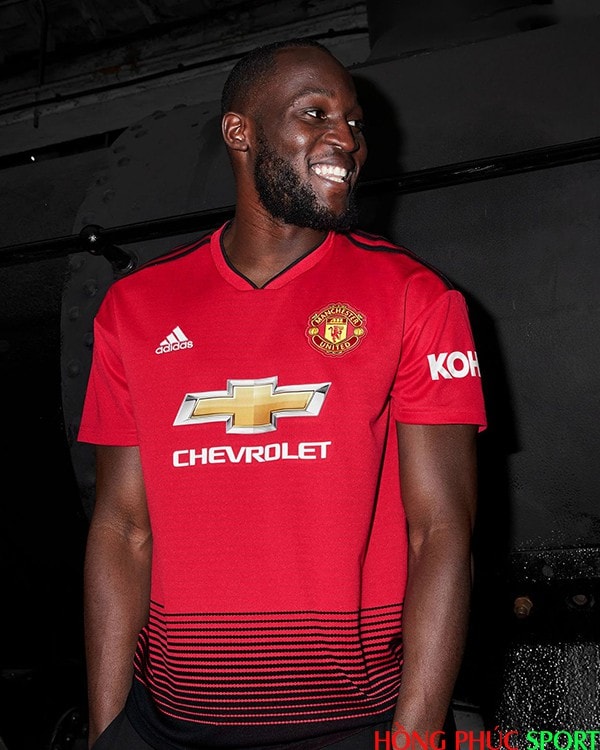 Tiền đạo Romelu Lukaku rạng rỡ trong áo đấu mới