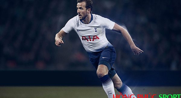 Tiền đạo Harry Kane trong áo đấu Tottenham sân nhà mùa giải 2018 2019