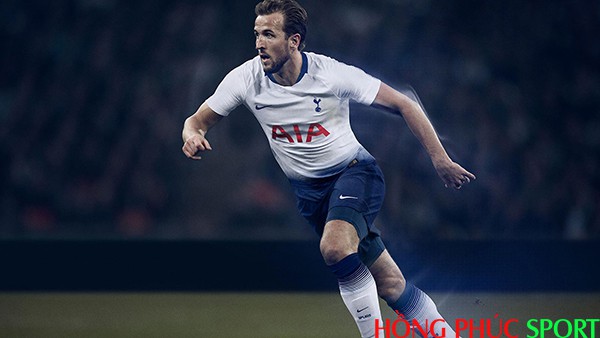 Tiền đạo Harry Kane trong áo đấu Tottenham sân nhà mùa giải 2018 2019