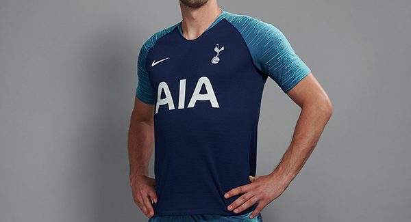 Tiền đạo Harry Kane trong áo đấu Tottenham sân khách mùa giải 2018 2019