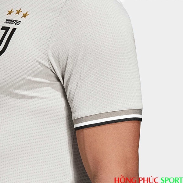 Tay áo đấu Juventus sân khách mùa giải 2018 2019