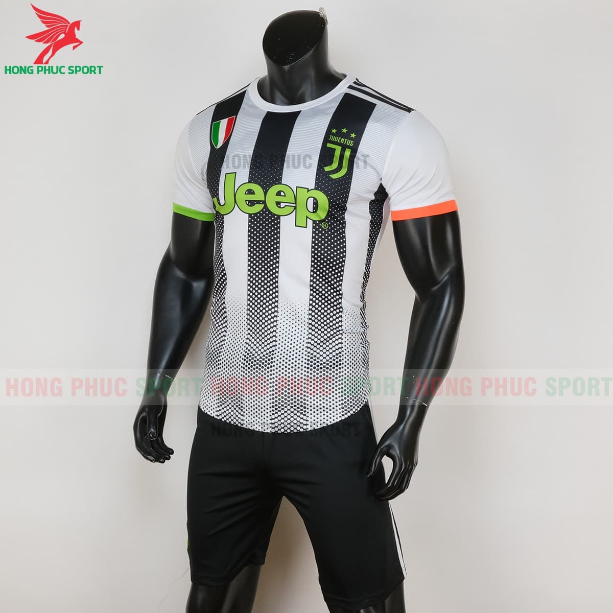 Áo bóng đá Juventus mẫu thứ tư mùa giải 2019 2020 hàng việt nam sản xuất(phải)