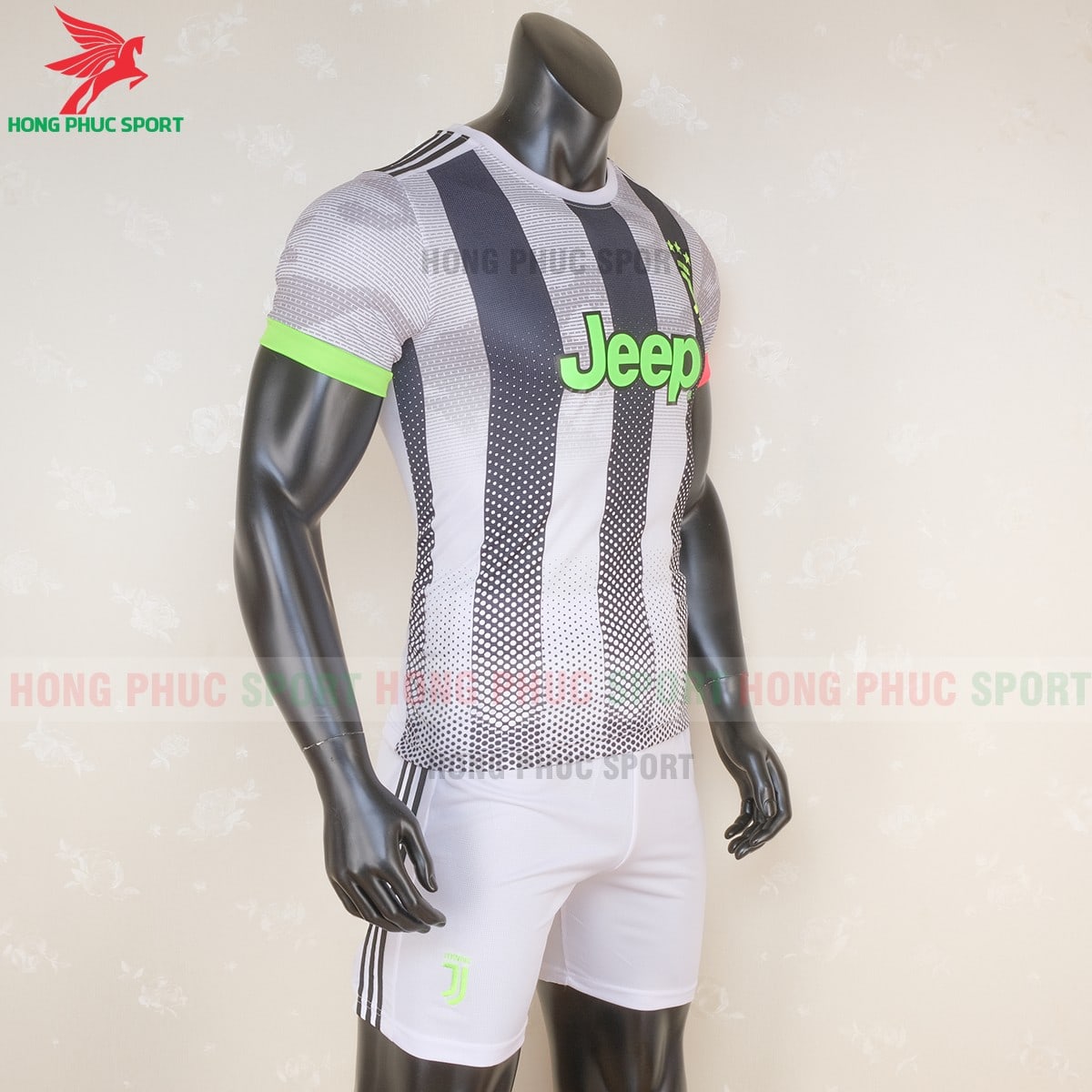 Áo bóng đá Juventus 2019 2020 mẫu thứ 4 (phải)