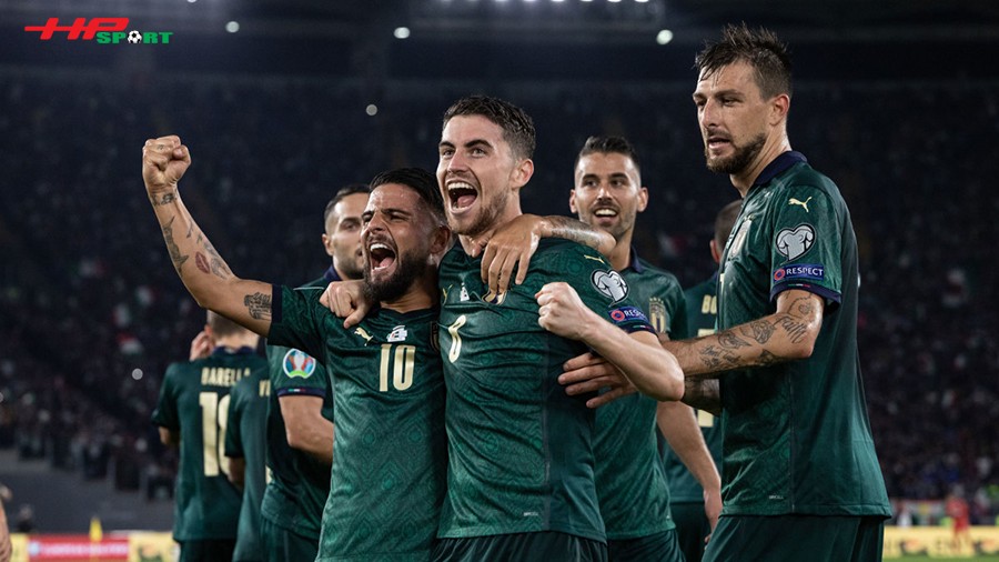 Áo đấu AC Milan trùng thiết kế tuyển Italia Euro 2020
