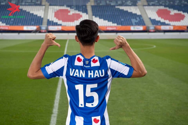 Mẫu áo Heerenveen FC sân nhà trông hơi trẻ con Mẫu áo Heerenveen FC sân nhà trông hơi trẻ con
