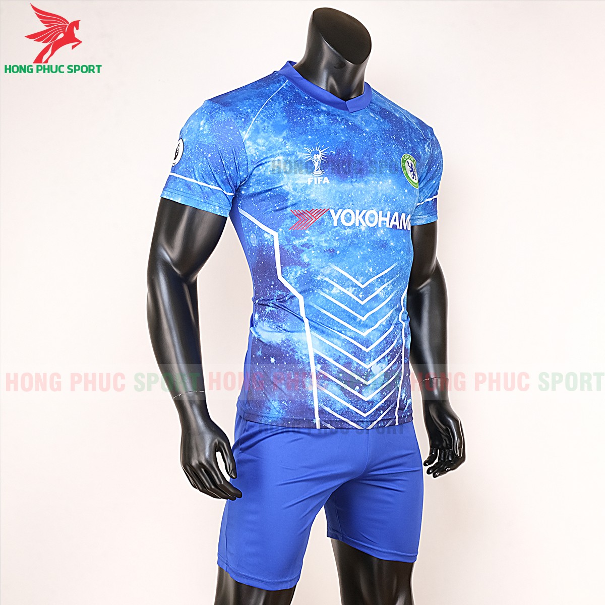Mẫu áo bóng đá Chelsea 2020 màu xanh dương phiên bản dải ngân hà (phải) Mẫu áo bóng đá Chelsea 2020 màu xanh dương phiên bản dải ngân hà (phải)