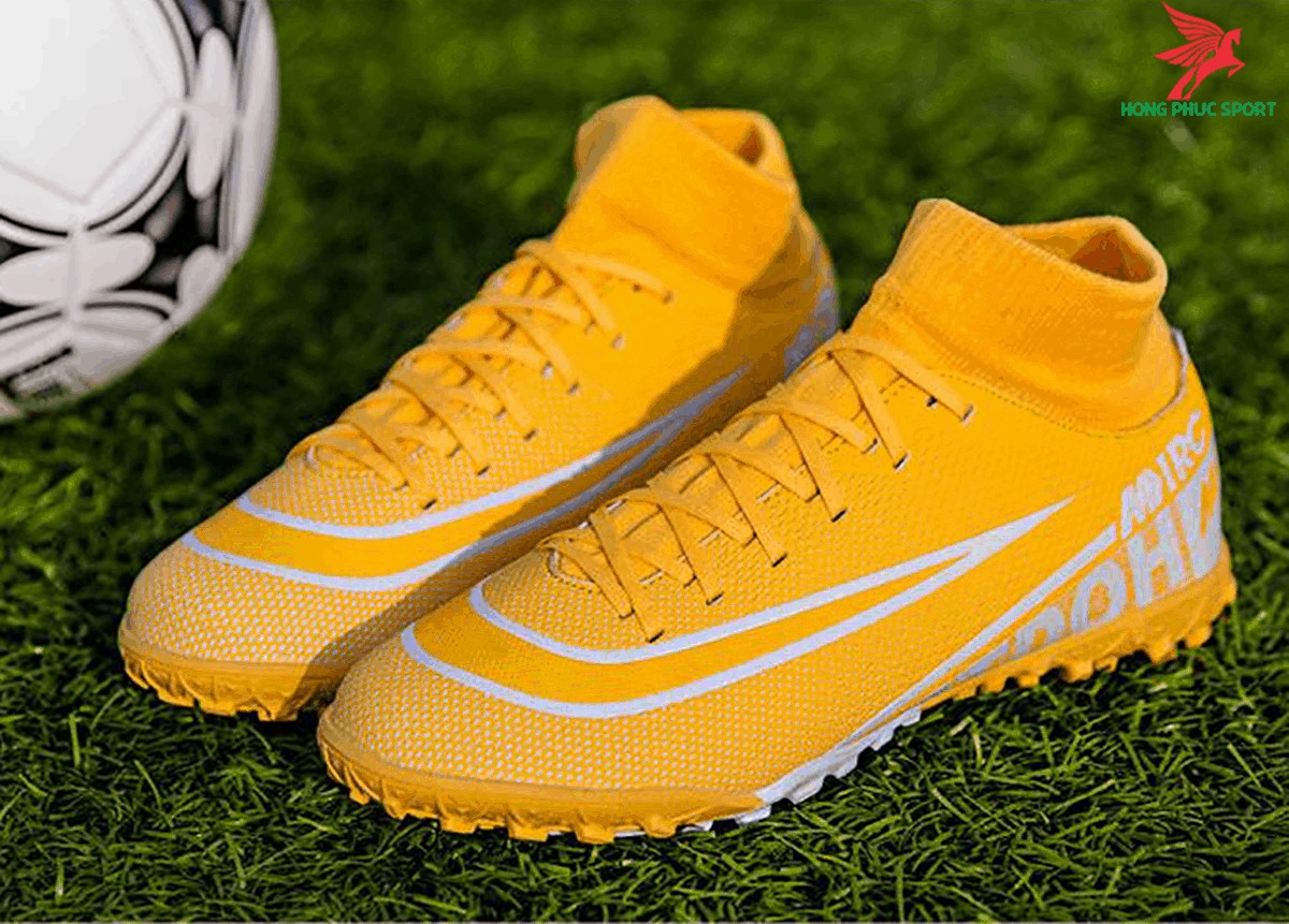 MERCURIAL SUPERFLY VII 2020 TF nổi bật trên nền cỏ