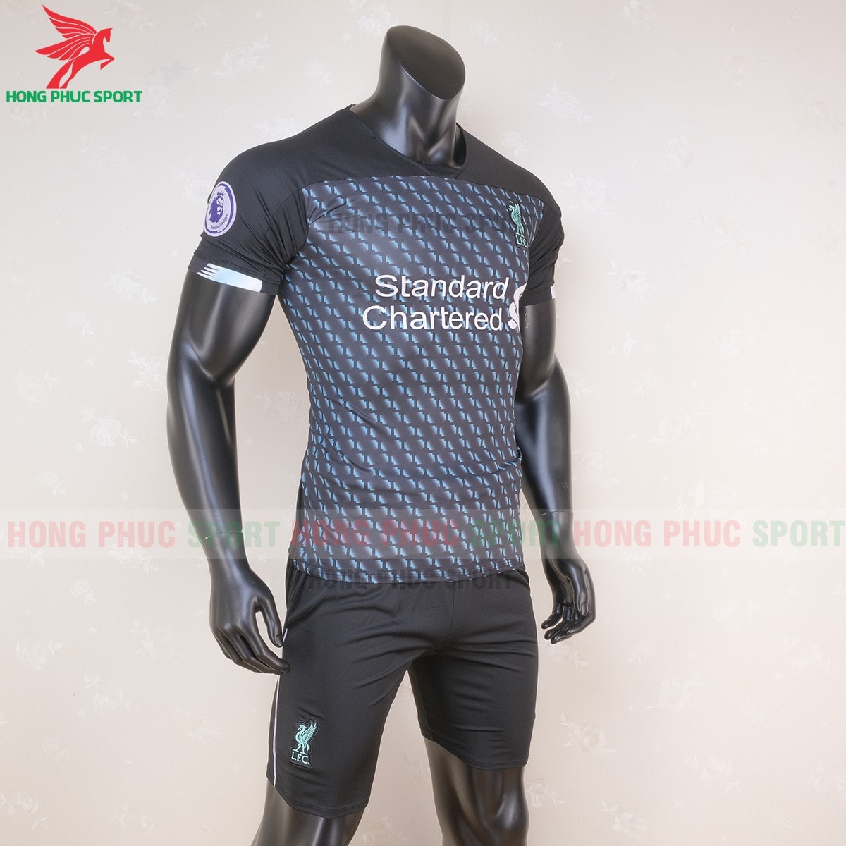 Áo đá banh Liverpool 2019 2020 mẫu thứ 3 (phải)