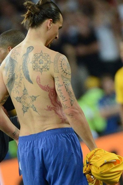 Ngôi sao Tiền đạo Ibrahimovic hoàn tất bộ xăm hình ở lưng