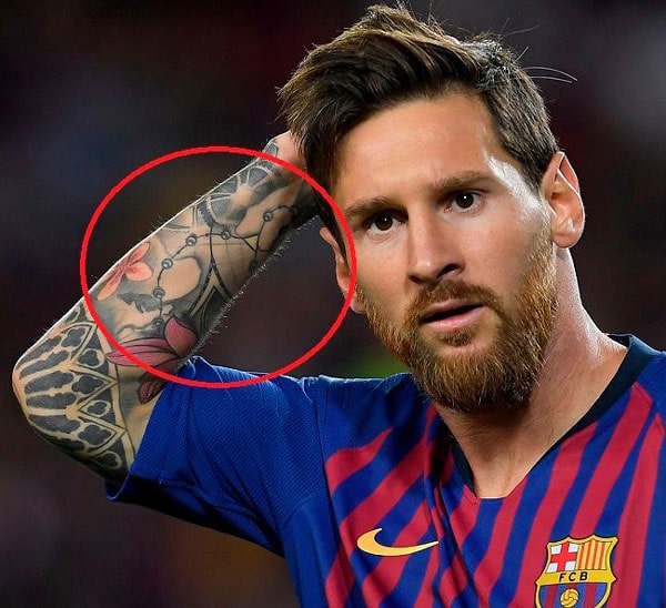 Hình xăm Messi: Với tên tuổi và sự nghiệp vang dội của mình, Lionel Messi đã trở thành biểu tượng của bóng đá thế giới. Hình xăm Messi không chỉ là sự tôn vinh ngôi sao Lionel Messi mà còn mang đến sự tự hào và đam mê với bóng đá. Nếu bạn là fan hâm mộ của Messi, hình xăm này chắc chắn là một sự lựa chọn hoàn hảo.