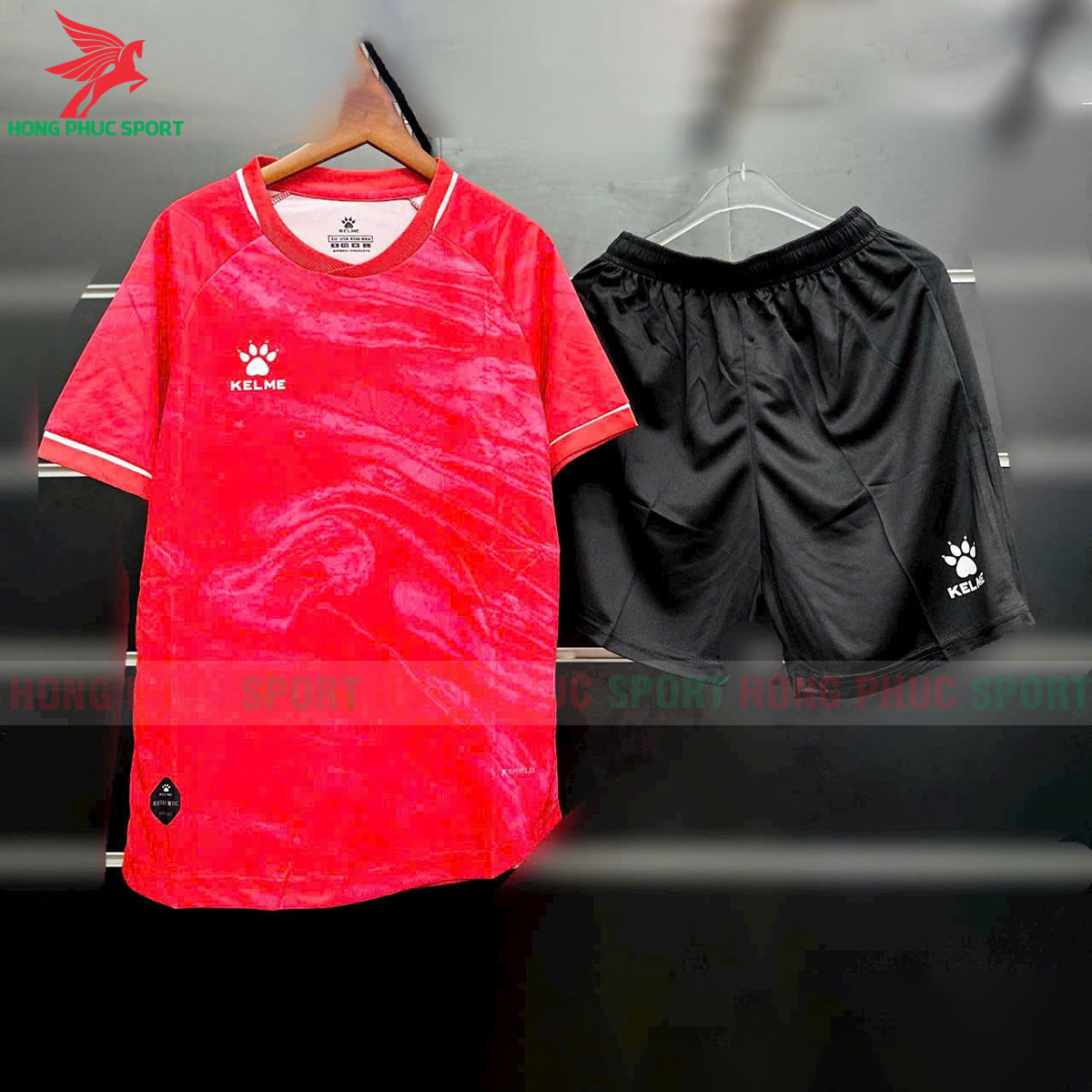bo-quan-ao-bong-da-kelme-smoky-ma-8451zb1250-co-tron-mau-do