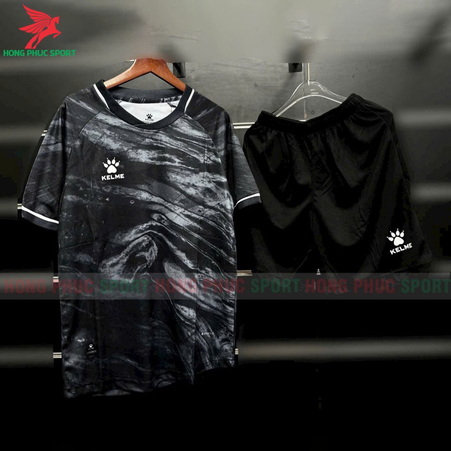 bo-quan-ao-bong-da-kelme-smoky-ma-8451zb1250-co-tron-mau-den