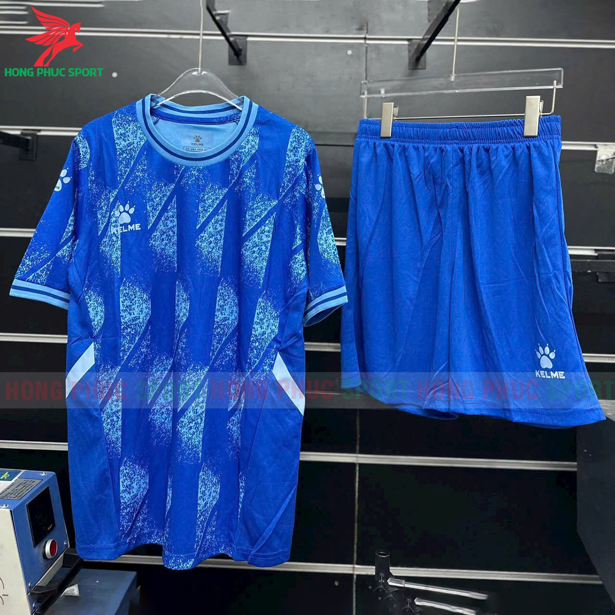 bo-quan-ao-bong-da-kelme-8251ZB1007-mau-xanh