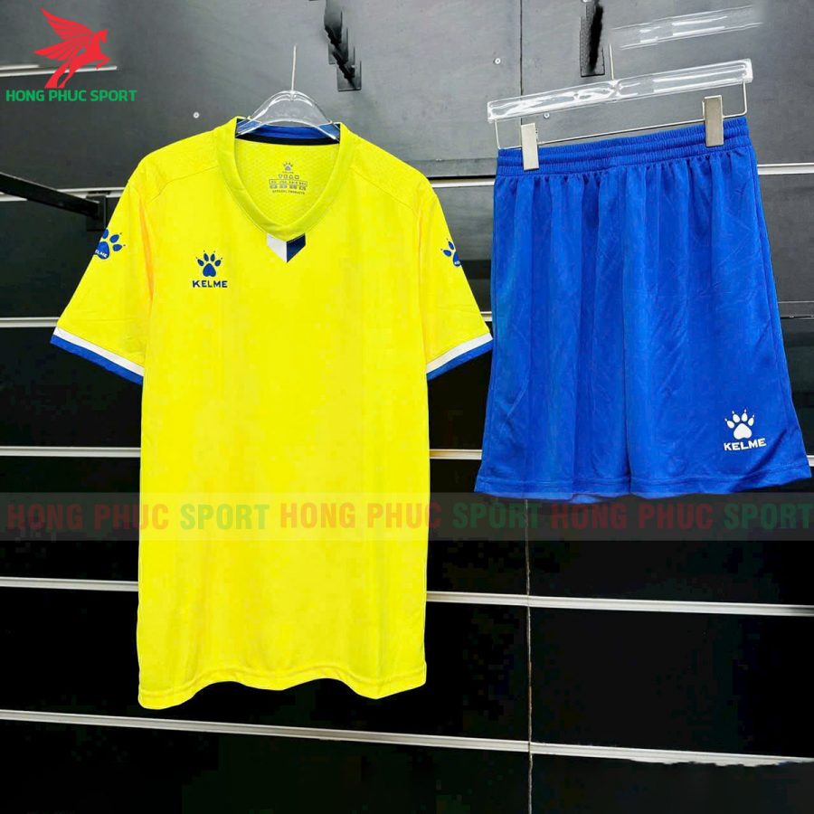 bo-quan-ao-bong-da-kelme-basic-mau-vang