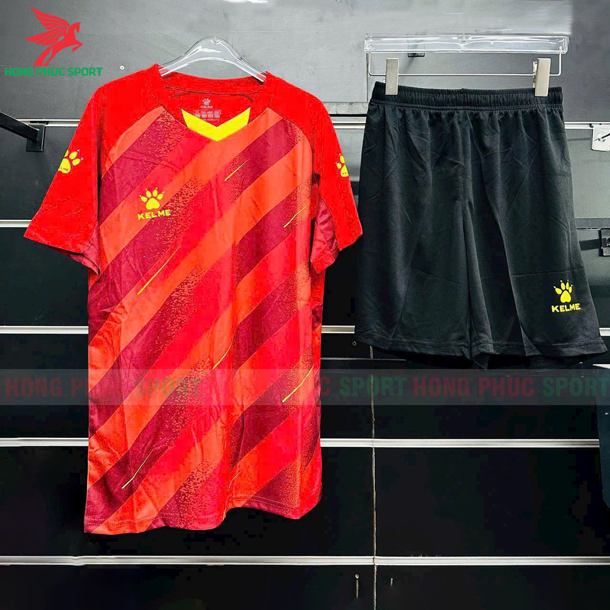 bo-quan-ao-bong-da-kelme-8151ZB1005-mau-do