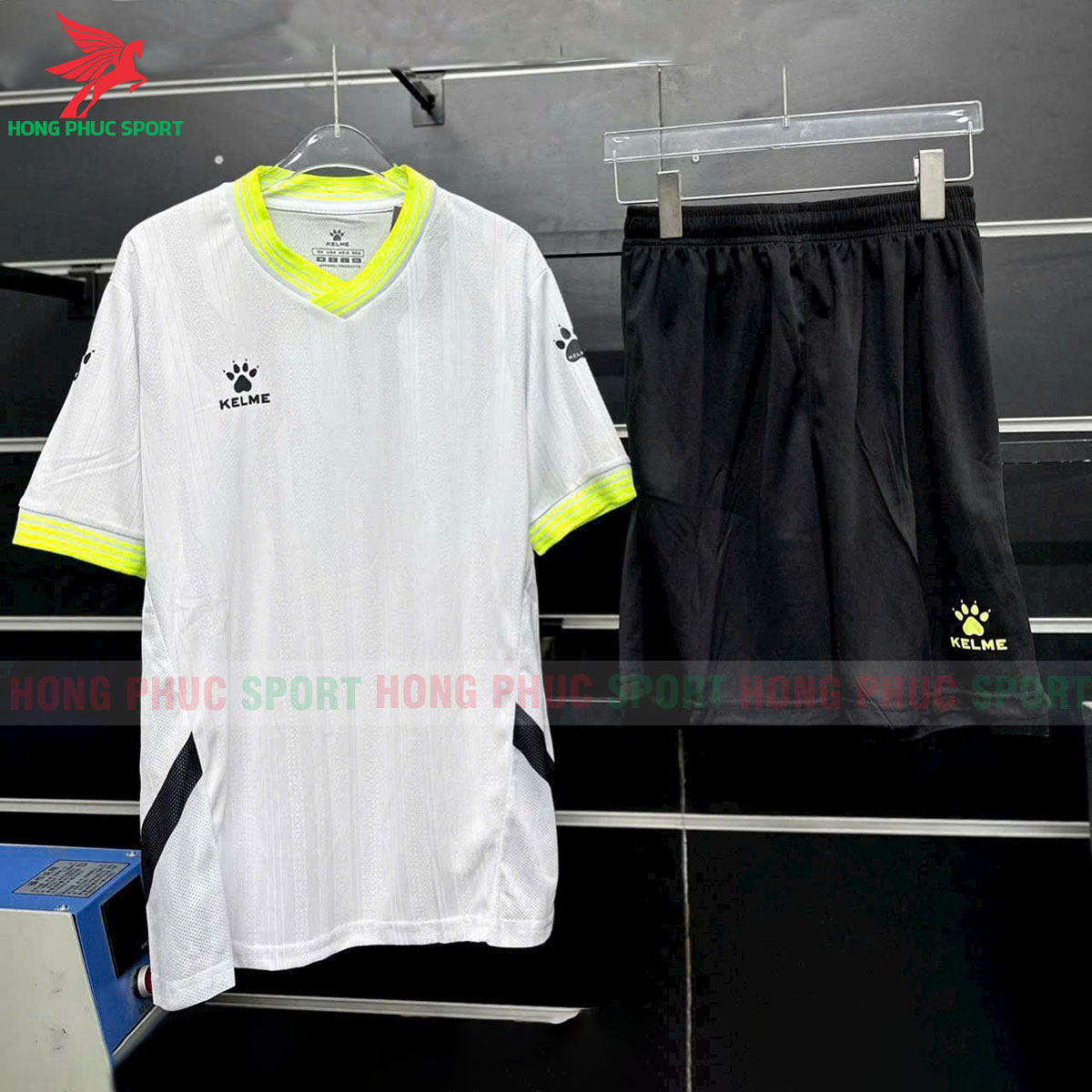 bo-quan-ao-bong-da-kelme-8351ZB1082-mau-trang